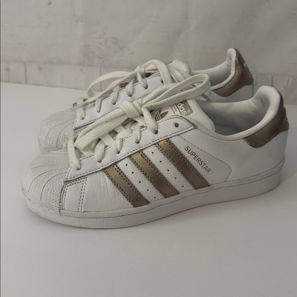 Adidas Size 6 Ladies superstar sneakers with Gold stripes